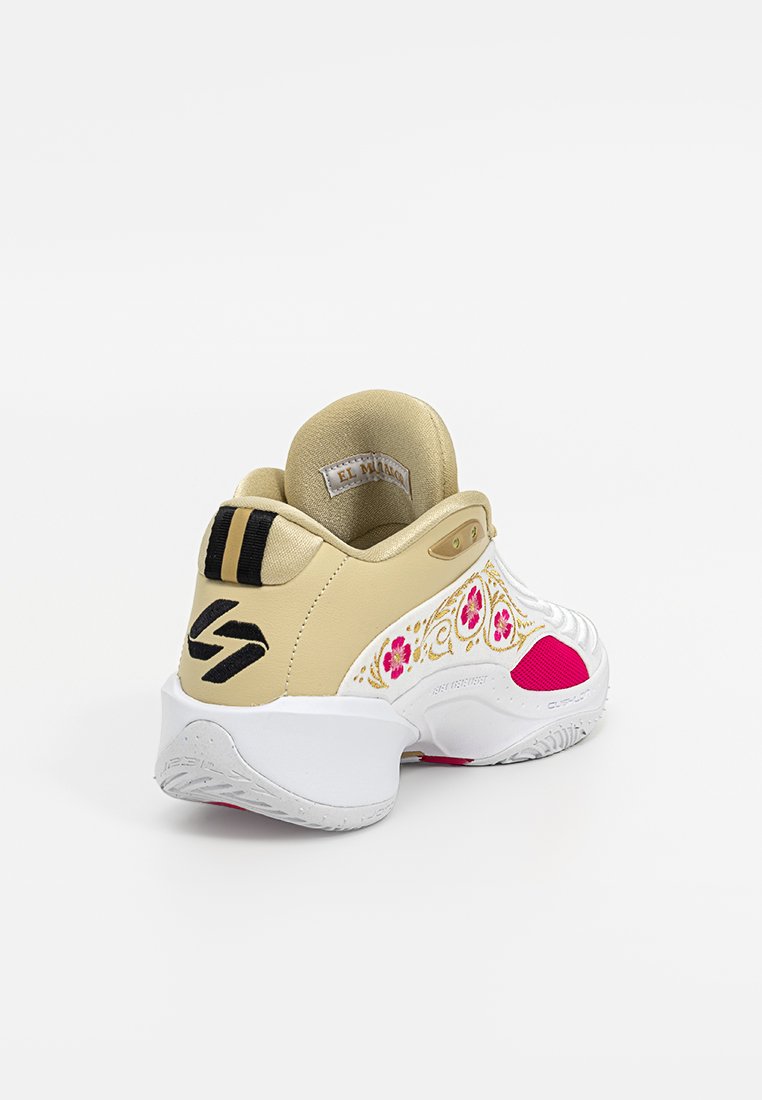 Basket de sport avec un corps beige, des accents blancs et roses, des motifs floraux décoratifs, une languette texturée et un logo noir contrastant.