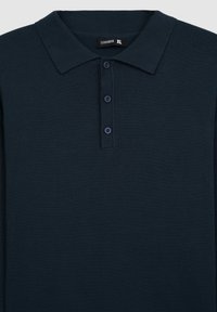 Polo a maniche lunghe di colore blu navy scuro, realizzato in tessuto liscio, con colletto classico, patta con tre bottoni blu e etichetta che riporta "Terranova XL."