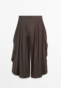 Ciemnobrązowe spodnie z szerokimi nogawkami, plisowane, z drapowanymi panelami materiału po bokach i dopasowanym pasem.