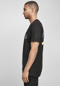 Mister Tee T-shirt med print - black