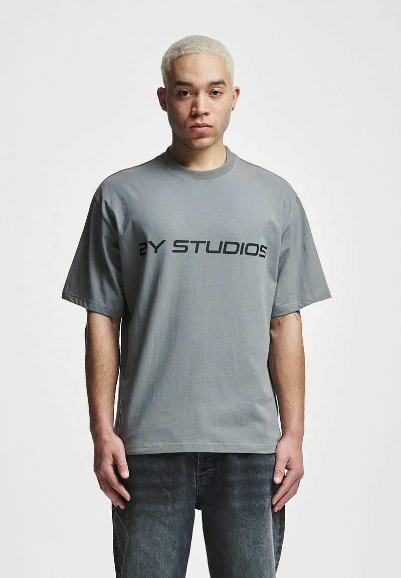 2Y Studios - LOGO  - Triko s potiskem - washed grey, Zvětšit