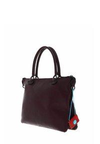 Borsa a mano in pelle bordeaux scuro con due manici, chiusura con zip, accessori neri e un'etichetta rossa con un accento blu attaccata. Texture liscia.