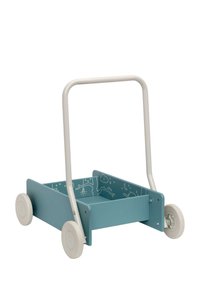 Carrito de juguete de madera en color teal con mango blanco. Presenta ilustraciones divertidas en los laterales. Ruedas sólidas para un movimiento fácil.