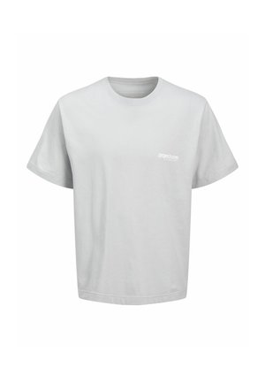 Gaišs pelēks kokvilnas t-krekls ar īsām piedurknēm, apaļu kakla izgriezumu, uz kura ir neliels balts logo kreisajā krūtīs. Standarta piegriezums, gluda tekstūra.