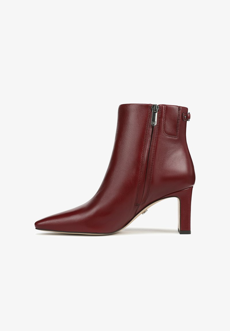 Bottine en cuir bordeaux avec bout pointu, fermeture éclair latérale et talon carré. Présente une texture lisse et un design minimaliste.