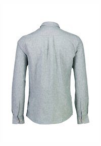 Camisa de manga larga en gris claro con finas rayas verticales. Presenta un cuello estándar, un dobladillo redondeado y puños abotonados. Textura de tela suave.