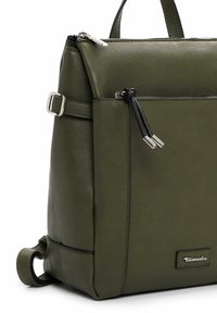 Borsa a mano in pelle verde olivastro con un design strutturato, accessori in metallo argentato, tasca anteriore con zip e finitura testurizzata.