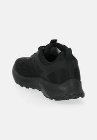 Mustat urheilukengät, joissa on teksturoitu verkkopinta, pehmustettu nilkkasauma ja joustava kumipohja, jossa on pitävä kuvio.