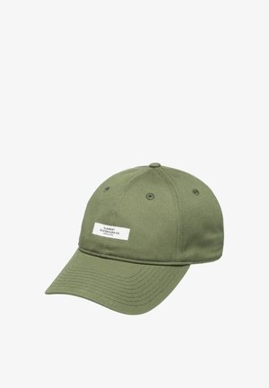 Casquette en coton vert avec une visière incurvée, arborant une étiquette blanche portant "ELEMENT SKATEBOARD CO." et cinq trous de ventilation sur le dessus.
