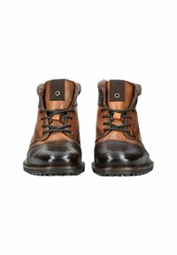 Bottines en cuir marron avec des lacets noirs, un dessus texturé, une pointe lisse et un détail de col en tissu marron. Semelles en caoutchouc pour une bonne traction.