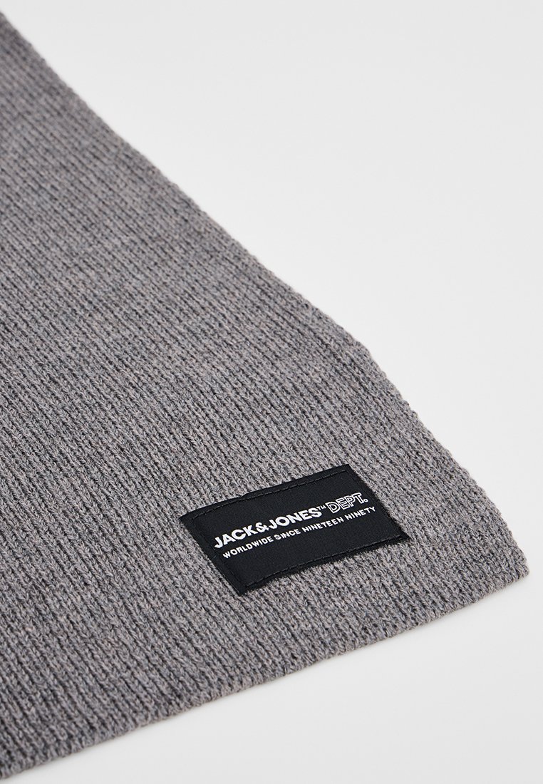 Grau gerippter Strickschal mit strukturierter Oberfläche und einem schwarzen Markenetikett, auf dem "JACK & JONES DEPT." sowie ein weißer Slogan zu sehen ist.