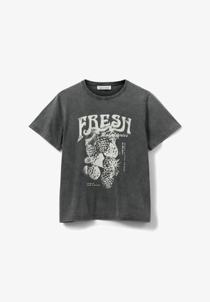 Szürke pamut póló ananász grafikával és a "FRESH" felirattal. Kerek nyakkivágás, rövid ujjakkal és laza szabással.