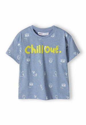 T-shirt in cotone azzurro chiaro con la scritta "Chill Out." in giallo bold. I motivi illustrativi includono macchine fotografiche, smilie e skateboard.