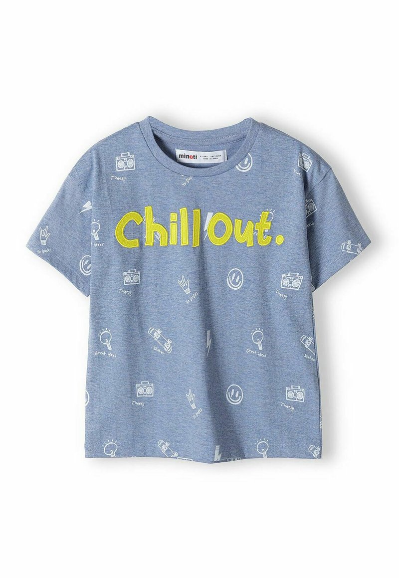 Světle modré bavlněné tričko s nápisem "Chill Out." tučným žlutým písmem. Ilustrativní vzory zahrnují kamery, úsměvy a skateboardy.