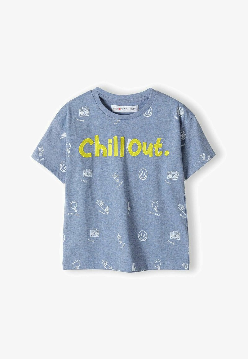 Šviesiai mėlynos spalvos medvilninė marškinėliai su užrašu "Chill Out." geltonomis didžiosiomis raidėmis. Iliustratyvūs raštai apima kameras, šypsenėles ir riedlentes.