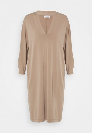 Beiges knielanges Kleid aus weichem Stoff, mit V-Ausschnitt und locker sitzenden Dreiviertelärmeln. Keine Muster oder Verzierungen.