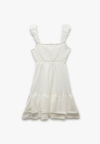 Witte jurk met smock-borstvoeding, gerimpelde bandjes en gelaagde rok. Gemaakt van lichte stof met een gladde textuur.