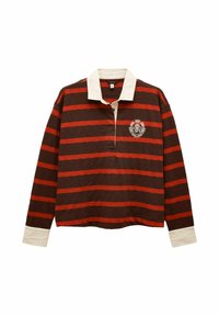 Langärmliges Rugby-Shirt mit braunen und roten horizontalen Streifen, weißem Kragen und Manschetten sowie einem weißen gestickten Wappen auf der linken Brust.