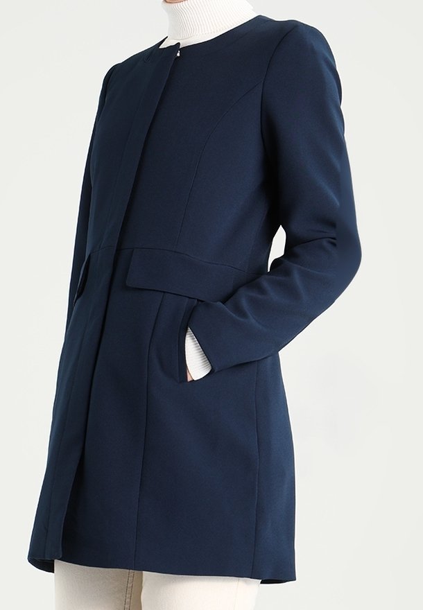 Cappotto blu navy dal design strutturato, con un collo alto, zip anteriore e due tasche laterali per la funzionalità.