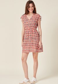 BONOBO Jeans FLIESSENDES GERADES MIT V AUSSCHNITT - Freizeitkleid - rouge corail