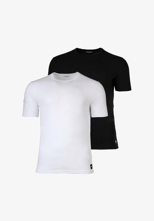 Zwei kurzärmlige T-Shirts, eines schwarz und eines weiß, aus glattem Baumwollstoff, mit einem Rundhalsausschnitt und kleinen Markenetiketten am Saum.