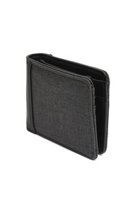 Portafoglio bifold in tessuto nero e grigio con tasche per carte visibili su un lato, mostrato parzialmente aperto su uno sfondo bianco.