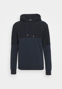 Męski granatowy hoodie z długim rękawem, z trokami do regulacji, polarową górną częścią oraz małą kieszenią na zamek na klatce piersiowej, na białym tle.