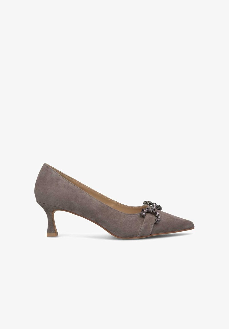 Zapatos de tacón gris de ante con punta afilada, tacón bajo tipo kitten y un acento decorativo de joyas en la parte delantera. Textura suave, diseño elegante.