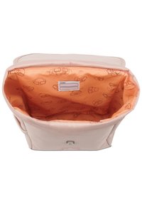 Világos rózsaszín vászontáska belsejében narancssárga béléssel, ismétlődő rajzfilmtervekkel. Tartalmaz egy névtáblát és fémszalag részletet.