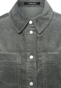 Giacca camicia in corduroy grigio con colletto, bottoni a pressione argentati e due tasche frontali. Tessuto testurizzato con motivo a righe verticali.