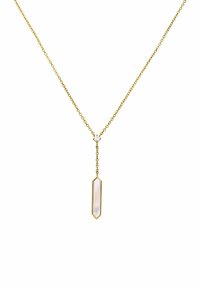 Halskette in goldfarbener Ausführung mit einer filigranen Kette, die einen vertikalen hexagonalen Anhänger mit perlmuttartigem Finish und einem kleinen klaren Akzentstein enthält.