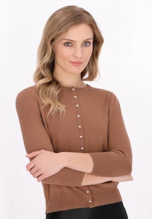 Brauner Cardigan mit rundem Ausschnitt und langen Ärmeln, der eine Reihe von kleinen, dekorativen Knöpfen auf der Vorderseite hat. Weicher Stoff.