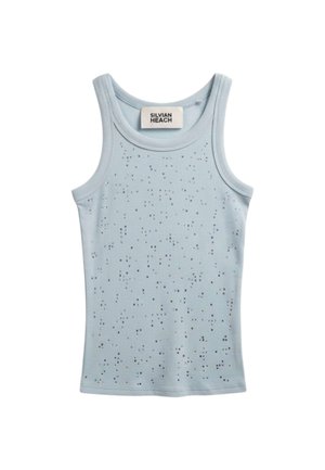 Top senza maniche in maglia azzurro chiaro con piccoli fori perforati distribuiti uniformemente sul davanti e un'etichetta "Silvian Heach" all'interno della scollatura.