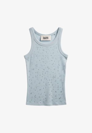 Top senza maniche in maglia azzurro chiaro con piccoli fori perforati distribuiti uniformemente sul davanti e un'etichetta "Silvian Heach" all'interno della scollatura.
