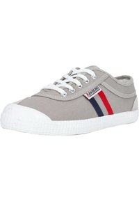 Grijze canvas sneakers met witte veters, een rubberen zool en decoratieve rode en marineblauwe strepen aan de zijkant. Rond toe met een getextureerde zool.