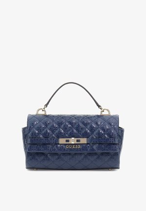 Blaue gesteppte Lederhandtasche mit Tragegriff oben, goldfarbenem Verschluss und geprägt Guess-Logo auf der Vorderklappe.