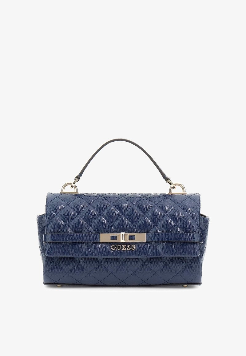 Sac à main en cuir matelassé bleu avec poignée supérieure, fermoir doré et logo Guess embossé sur le rabat avant.