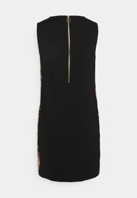 Robe noire sans manches avec une fermeture éclair dorée au dos, ornée d'une broderie florale sur les côtés. Tissu lisse et silhouette droite.