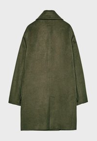 Olivno zeleni plašč iz mehke, teksturirane tkanine; ima zarezano ovratnico, dolge rokave in ravno silhueto z bočnimi razporki.