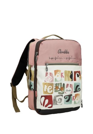 Sac à dos rectangulaire rose et blanc avec une poche zippée à l'avant, motifs abstraits colorés de lettres, et le texte "Anekke L'imperfection est la perfection".