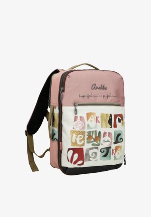 Sac à dos rectangulaire rose et blanc avec une poche zippée à l'avant, motifs abstraits colorés de lettres, et le texte "Anekke L'imperfection est la perfection".
