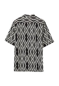 Chemise à manches courtes avec un motif losange noir et blanc. Fabriquée en tissu léger, avec une coupe décontractée et un col classique.