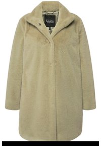 Cappotto in ecopelliccia beige con colletto a rever, chiusura con singolo bottone, maniche lunghe e tessuto morbido e testurizzato. Interno foderato visibile.