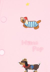 Lyserødt stof med to broderede tegneseriehunde: den ene i en stribet skjorte og en kasket, og den anden med hat og halstørklæde. Teksten lyder "Myhno Pop."