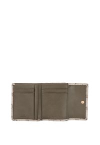Billetera de cuero gris plegada con múltiples ranuras para tarjetas y un bolsillo para monedas con botón a presión, mostrada abierta sobre un fondo blanco.