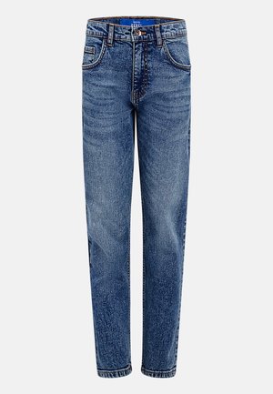 I jeans di denim blu presentano un design a gamba dritta, cinque tasche e cuciture a contrasto. Il tessuto ha una texture morbida e un leggero effetto sbiadito.