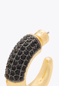 Gouden creolen met een gebogen oppervlak bezet met zwarte edelstenen, voorzien van een gepolijste afwerking en een eenvoudige sluiting met een post.