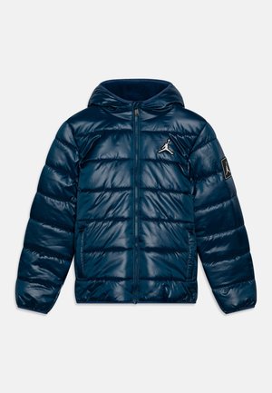 Granatowa kurtka puchowa z kapturem, zamkiem z przodu, dwoma bocznymi kieszeniami oraz logo Jumpman na piersi i na lewej rękawie.