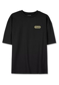 Melnā īsām piedurknēm T-krekls, izgatavots no kokvilnas, ar taisnstūra formas logo uzlīmi bēšā krāsā. Vienkāršs apaļas formas izgriezums un taisn ģerbes apakša.