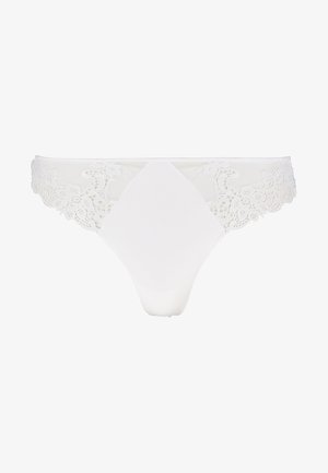 Balta mežģīņu apakšbiksīte ar ziedu rakstiem jostas daļā, mīksta auduma un klasiskas apakšbiksīšu formas.